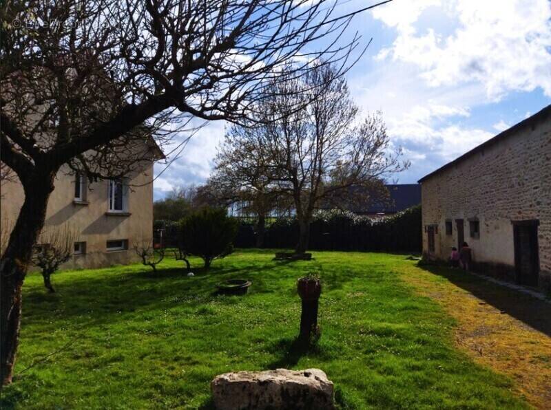 Maison à CHAMBON-SUR-VOUEIZE