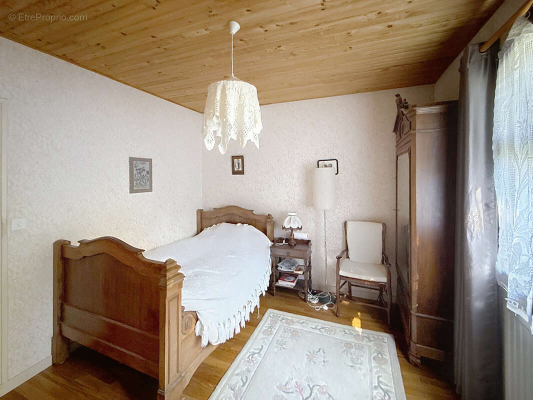 Maison à SAINT-GENIS-LES-OLLIERES