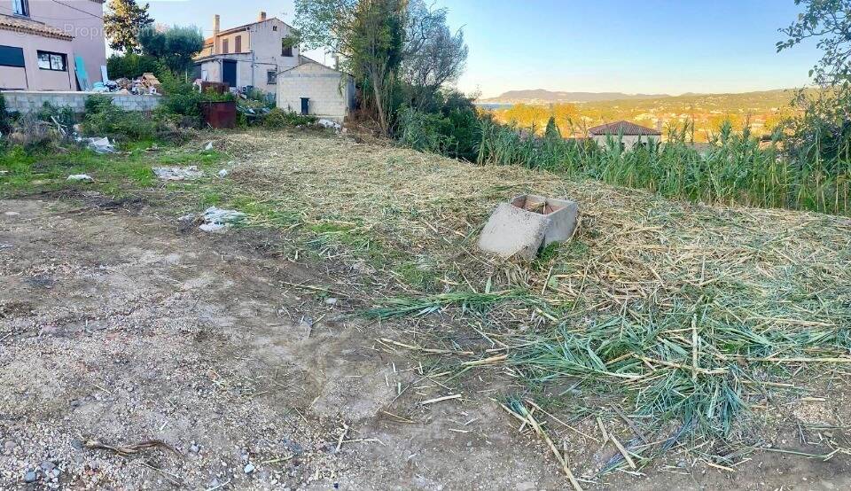 Terrain à SAINT-CYR-SUR-MER