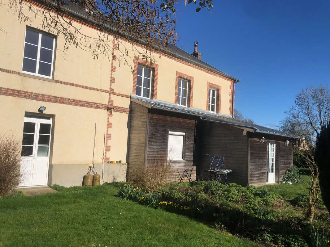 Fonds de commerce - restaurant / bar licence 4 - grand parking - appartement 2 / 3 p - photo 3