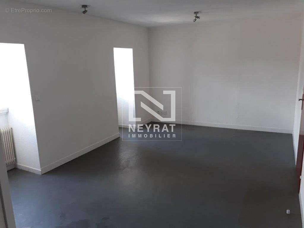 Appartement type 3 65.27 m2 avec cave et 2 garages VENDUS LOUES - photo 2