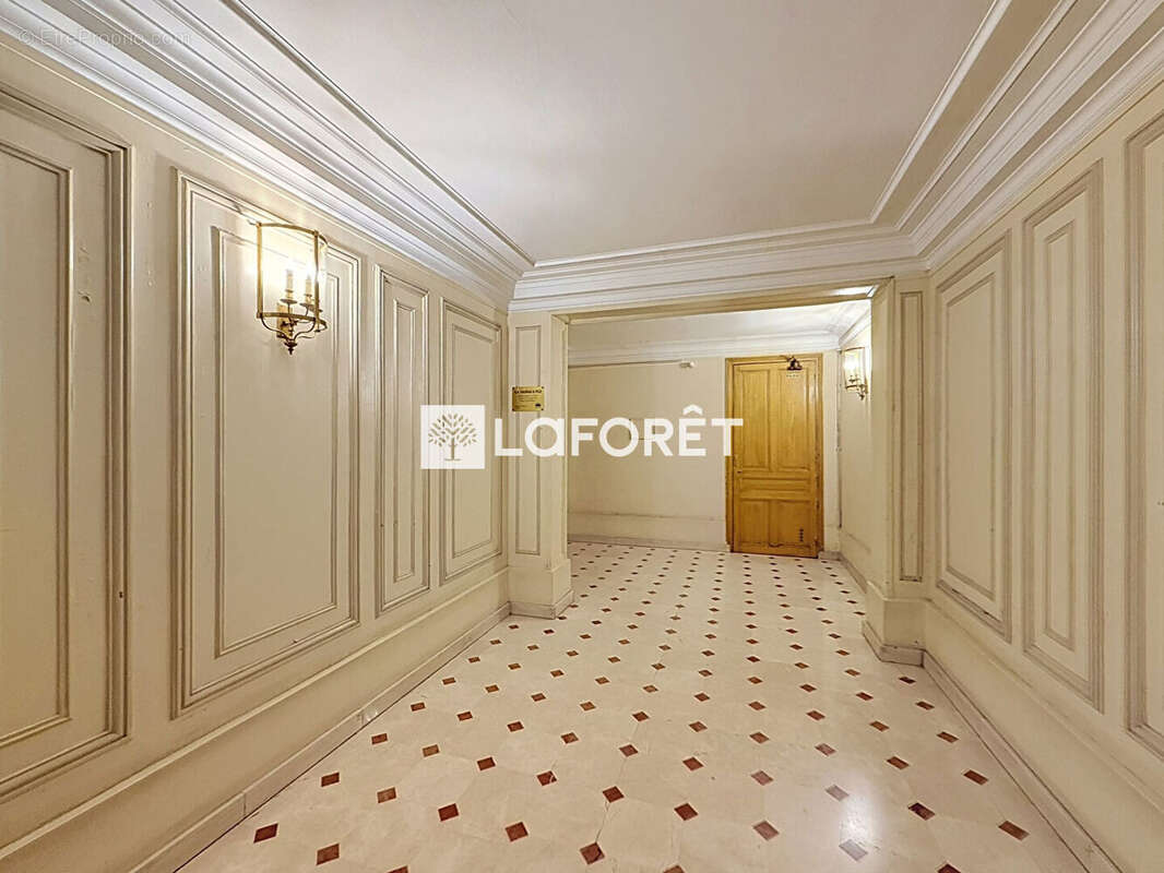 Appartement Paris 2 pièces - 42 m2 - VICTOR HUGO - photo 7