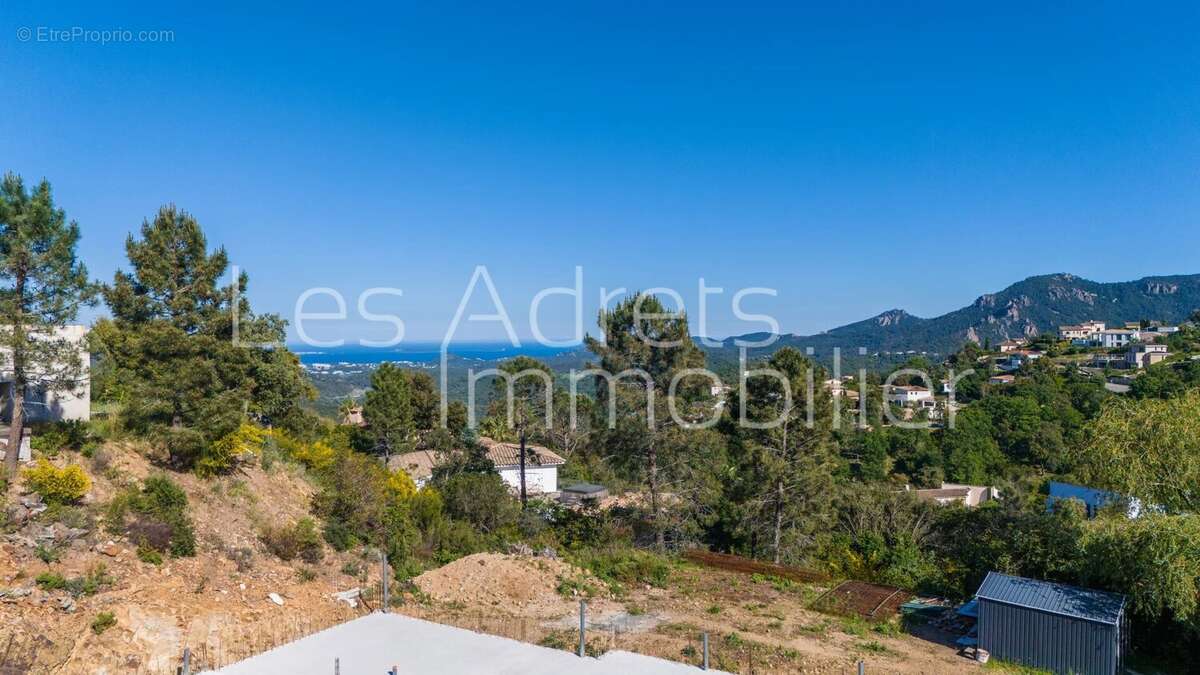 Terrain à LES ADRETS-DE-L'ESTEREL