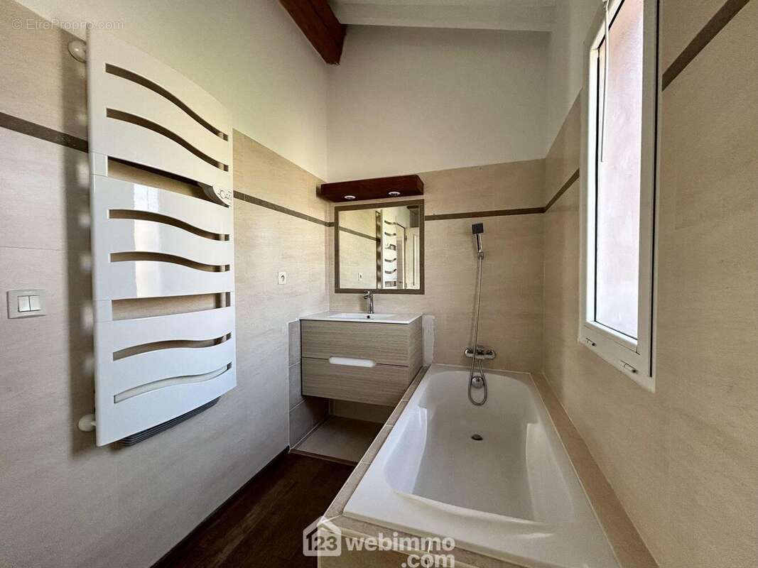 Salle de bains avec fenêtre - Appartement à FURIANI