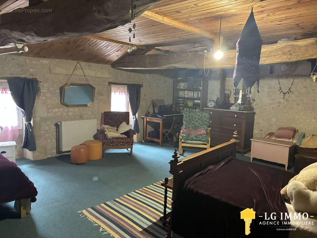 Belle maison familiale de 315 m2,  4 chambres, terrain 8000 m2, dependances - photo 8