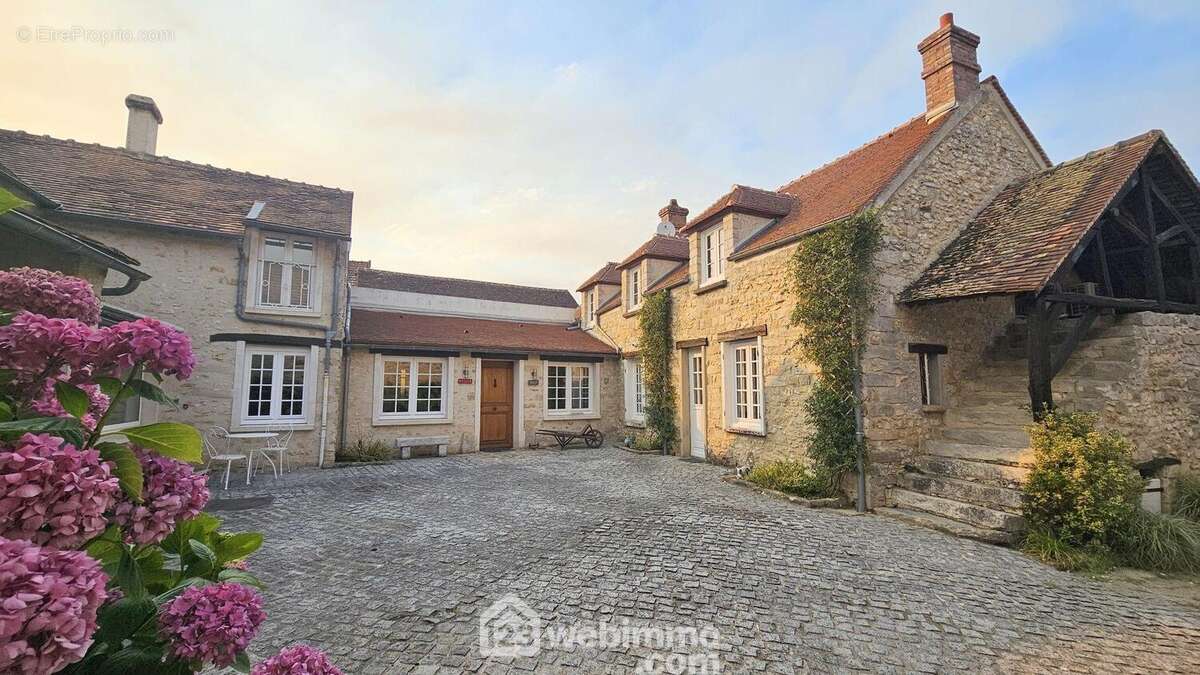 Venez découvrir cette belle maison de caractère ....