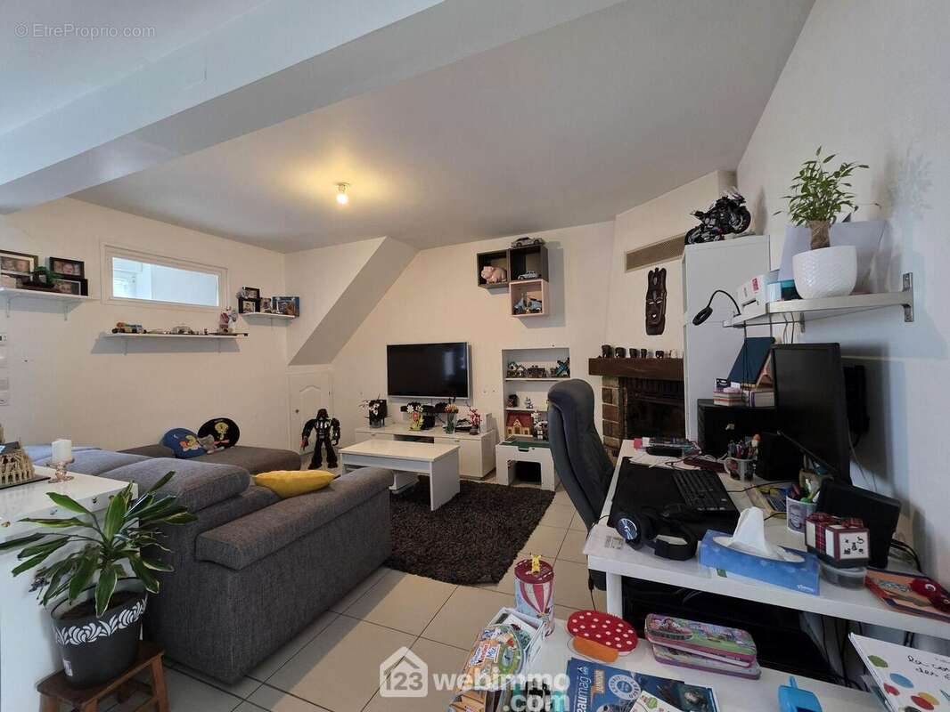 Un salon cosy, idéal pour se détendre - Maison à REVILLON