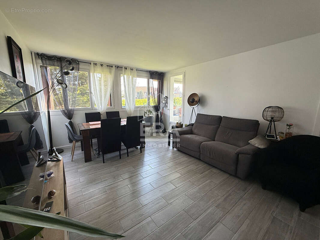 Appartement à LES CLAYES-SOUS-BOIS