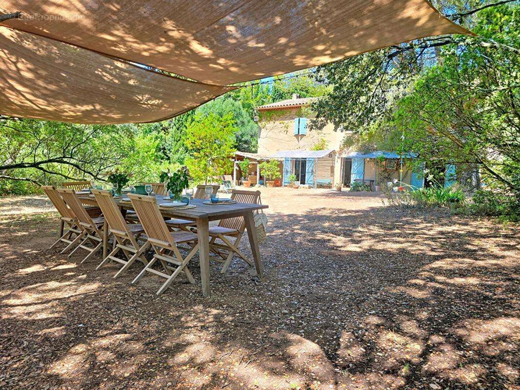 SANARY - Villa 8 chambres + T2, piscine chauffée, double garage, 6500 m² de terrain - photo 4