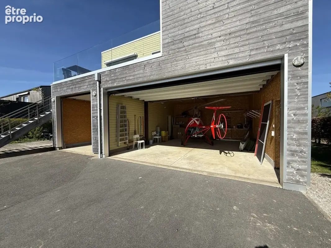 Garage principal stationnement hélicoptère léger ou plusieurs vehicules - Maison à MONTREUIL
