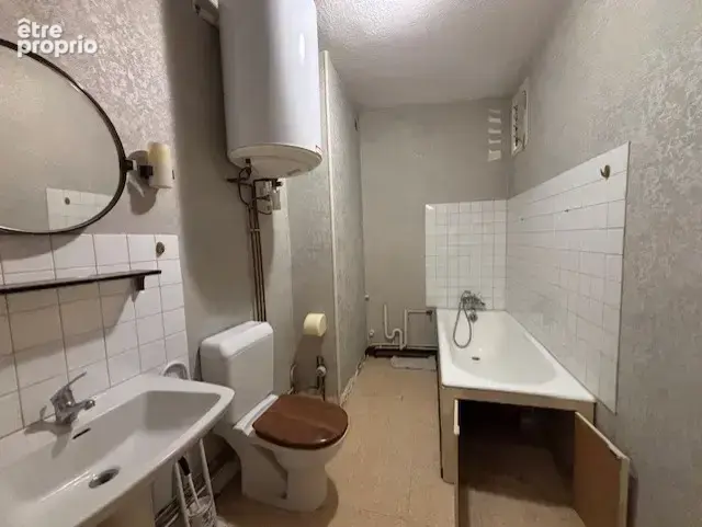 AUTUN, en centre ville, immeuble de rapport libre de 3 T3 avec cour et dépendances. - photo 13