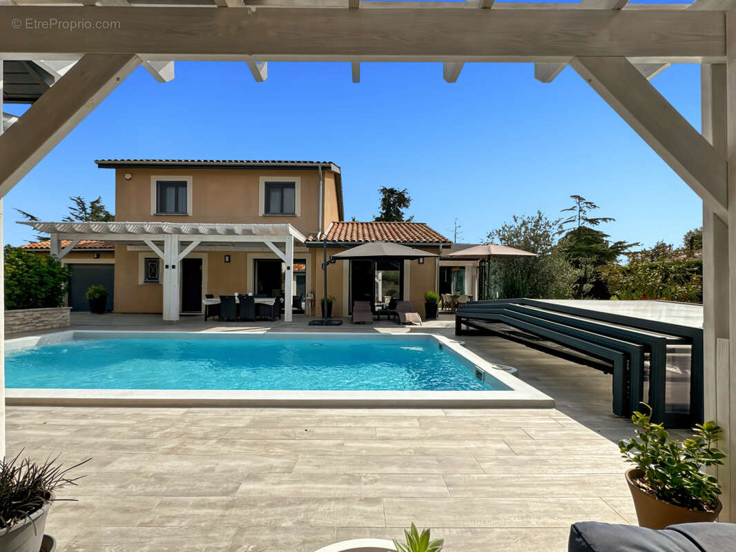 À vendre   Maison contemporaine avec piscine à Saint-Bernard 160m2 6 pièces sur grand  terrain plat. - photo 4
