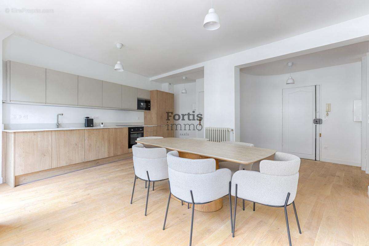 Appartement à PARIS-16E