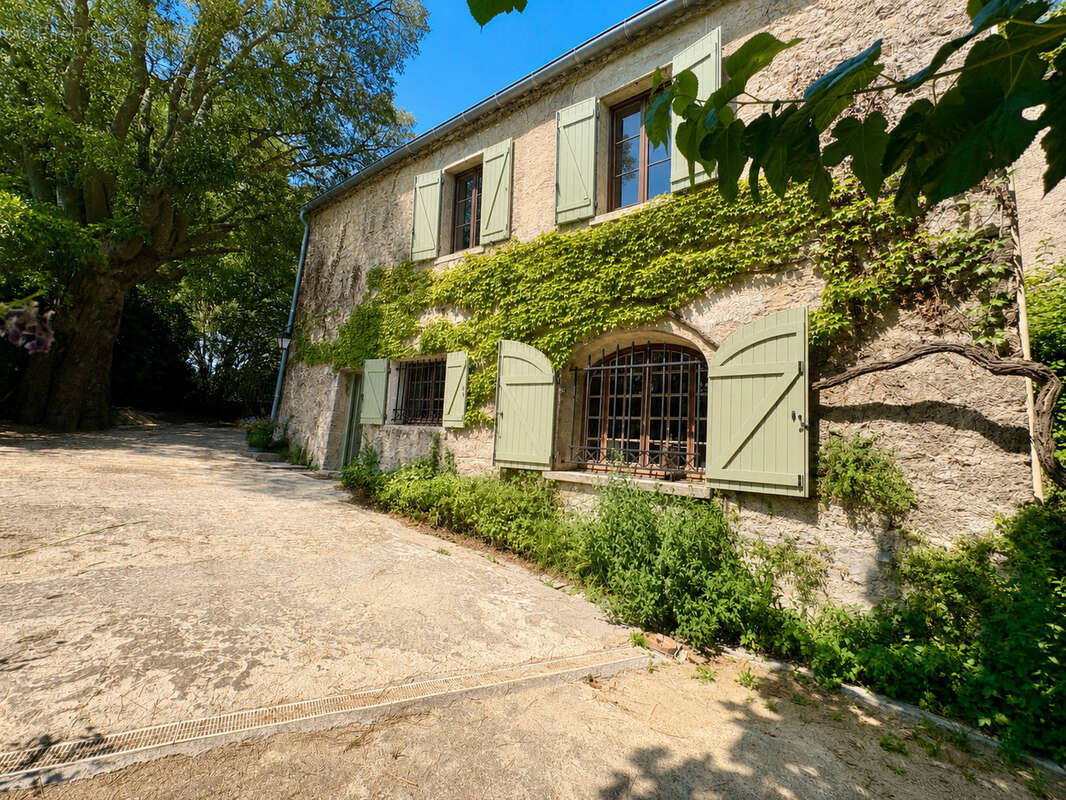 Propriété de caractère d'environ 185m2 sur près de 2 hectares avec piscine, tennis et maison indépendante - photo 2