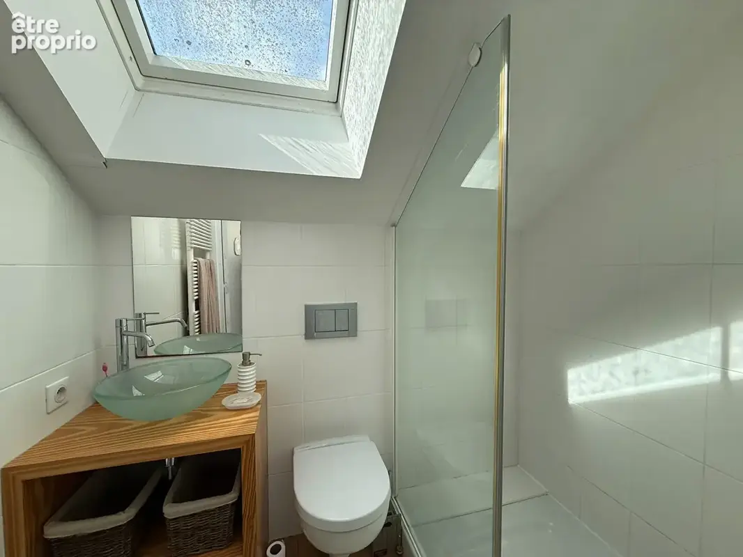 Maison de 215 m² aux prestations soignées rénovée en 2011 avec piscine chauffée entourée de verdure - photo 16