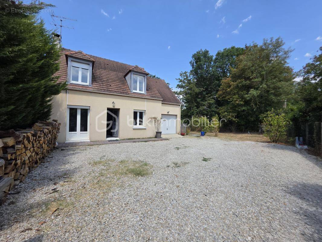 Maison à MONTCOURT-FROMONVILLE