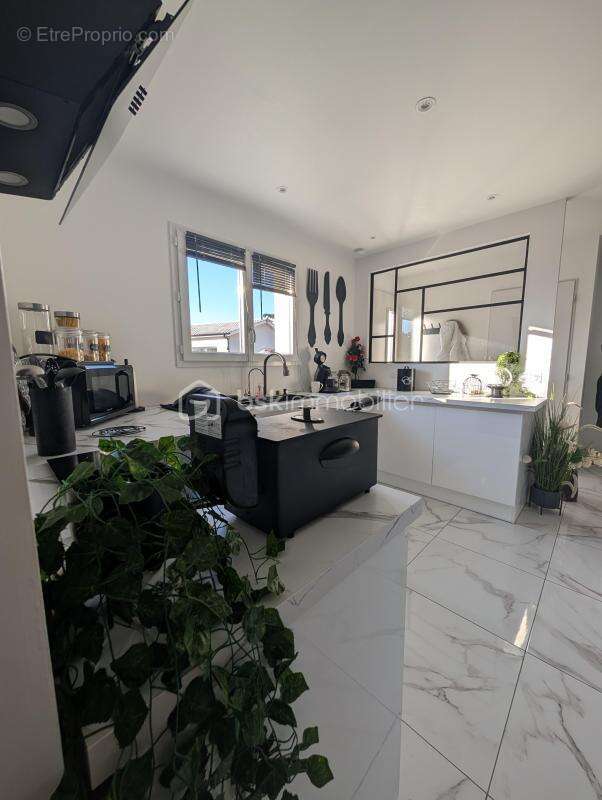 Maison à SAINT-YZAN-DE-SOUDIAC