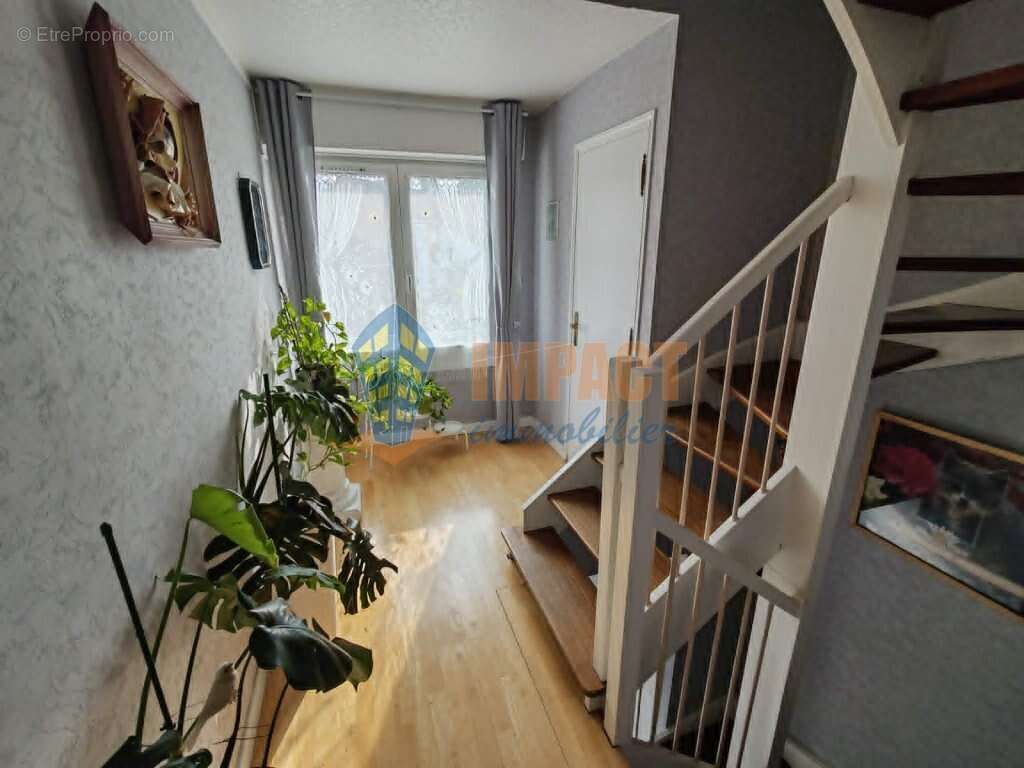 Maison bel étage avec 3 chambres, grand garage, 2 places de parking et beau jardin - photo 7