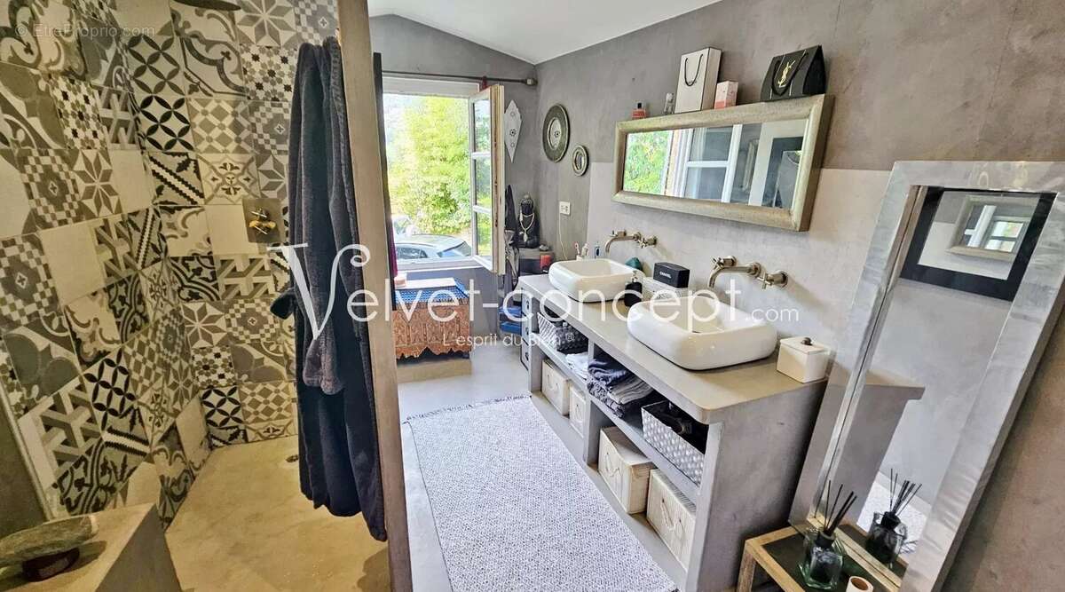 Maison à CHATEAUNEUF-GRASSE