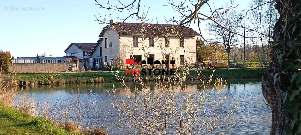 ROMANS -  maison ancienne de 205 m²  sur 2 niveaux, centre du village - photo 2