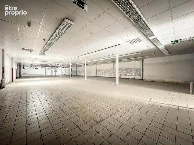 Roquebrune sur Argens En zone artisanale et commerciale, avec double visibilié, 1424 m2 sur deux niveaux : - photo 18