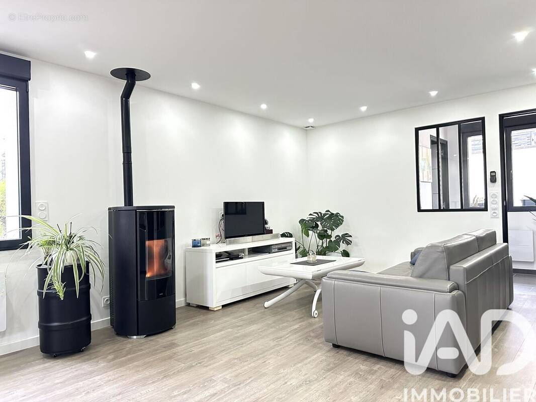 Photo 1 - Maison à LE VAL-SAINT-GERMAIN