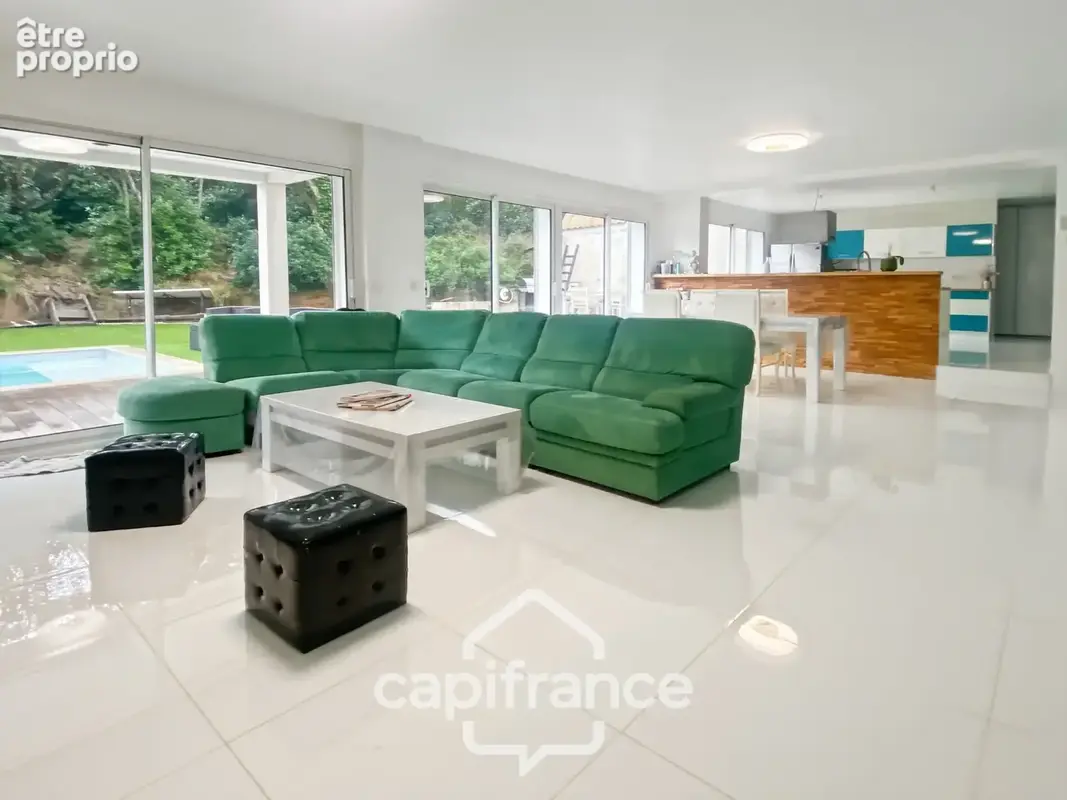 Maison à vendre 8 pièces CARQUEIRANNE (83) - Quartier Canebas - 6 chambres - 220 m2 habitable - Piscine - photo 4