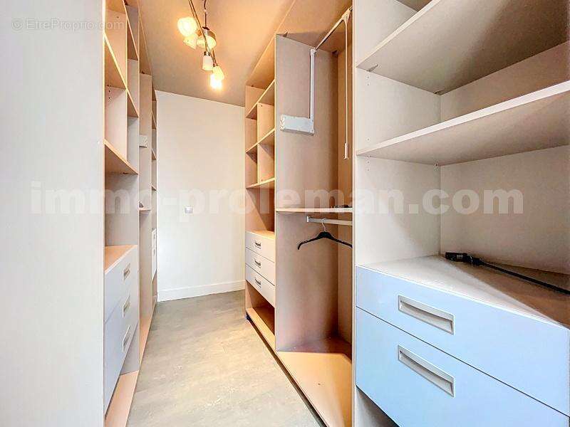 Appartement_T3_Valleiry_bus_proche_frontière_commerce_école_centre_ville_Salon_Séjour_Cuisine_équipée_chambre_dressing_ - Appartement à VALLEIRY