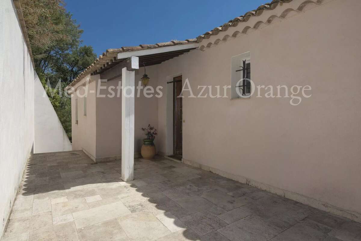 Maison - 2 chambres piscinable et extension possible avec vue panoramique sur le château et village de Grimaud - photo 9