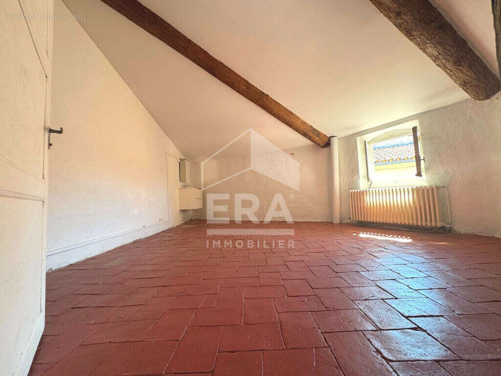 Maison à SAINT-MITRE-LES-REMPARTS