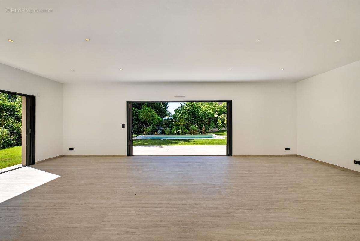 MOUGINS INTERNATIONAL : Villa Neuve avec Ascenseur en Domaine Privé - photo 4