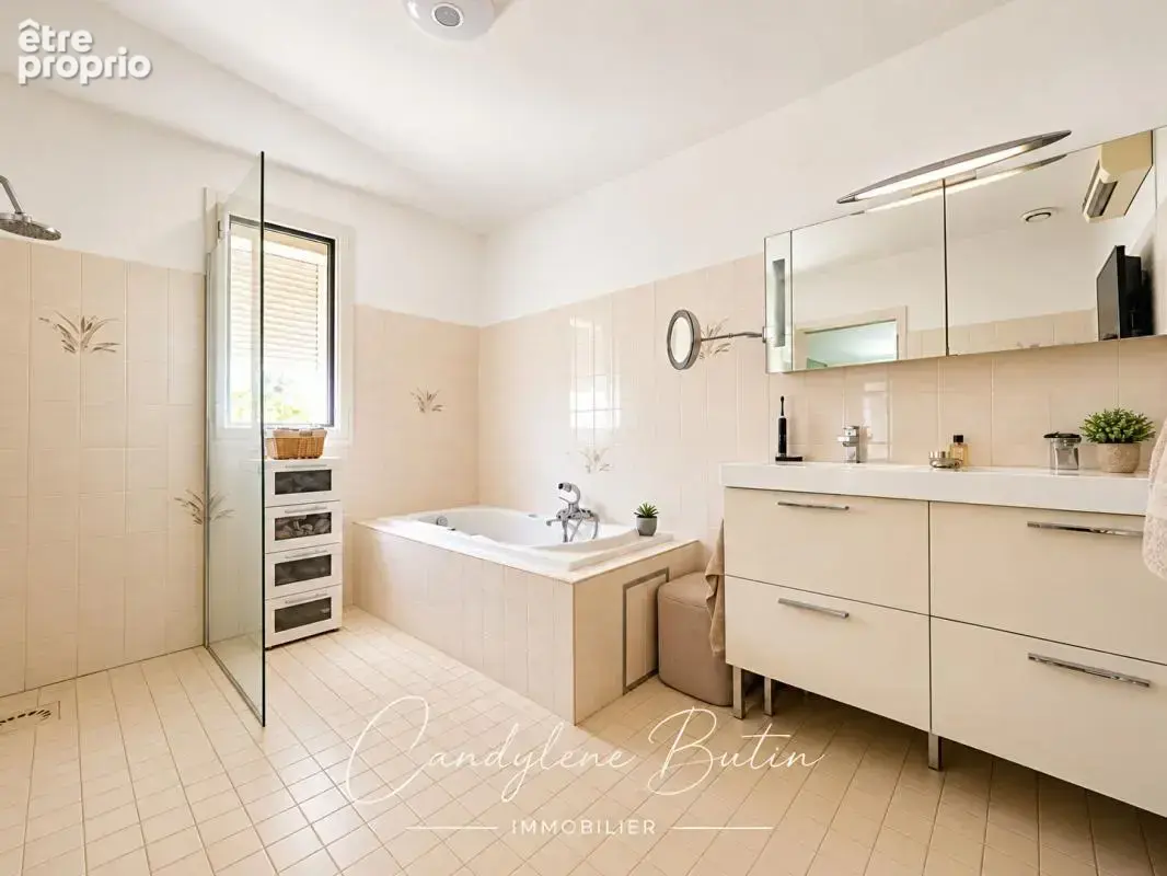 Villa de plain-pied , 164.7 m² ,4 chambres , 3 suites ?,piscine , terrain 1 025 m² - photo 10