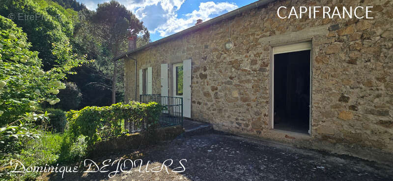 Maison à SAINT-SAUVEUR-DE-MONTAGUT