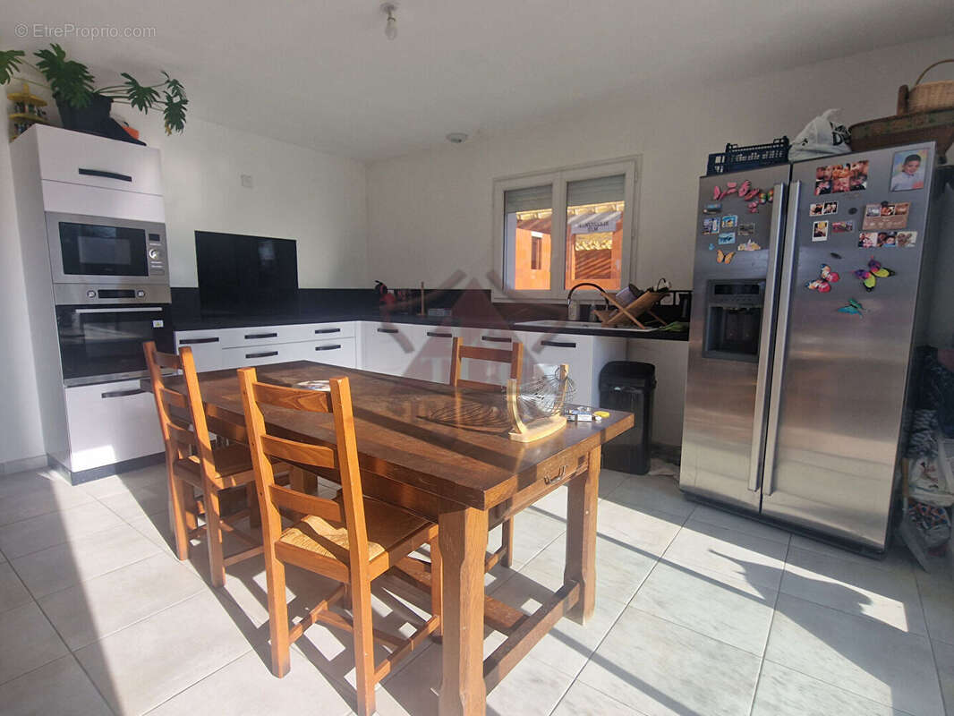 Maison à SAINT-JEAN-DE-MARUEJOLS-ET-AVEJAN