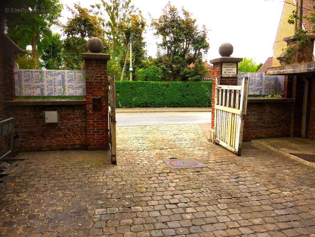 Commerce à NEUVILLE-EN-FERRAIN