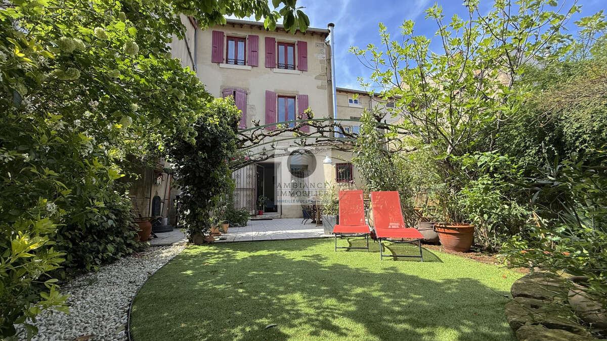 Maison de ville avec jardin en centre-ville - photo 2