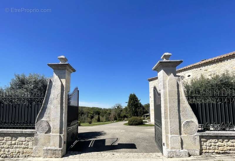 Propriete à vendre 10 pièces proche de ANGOULEME (16) - photo 2