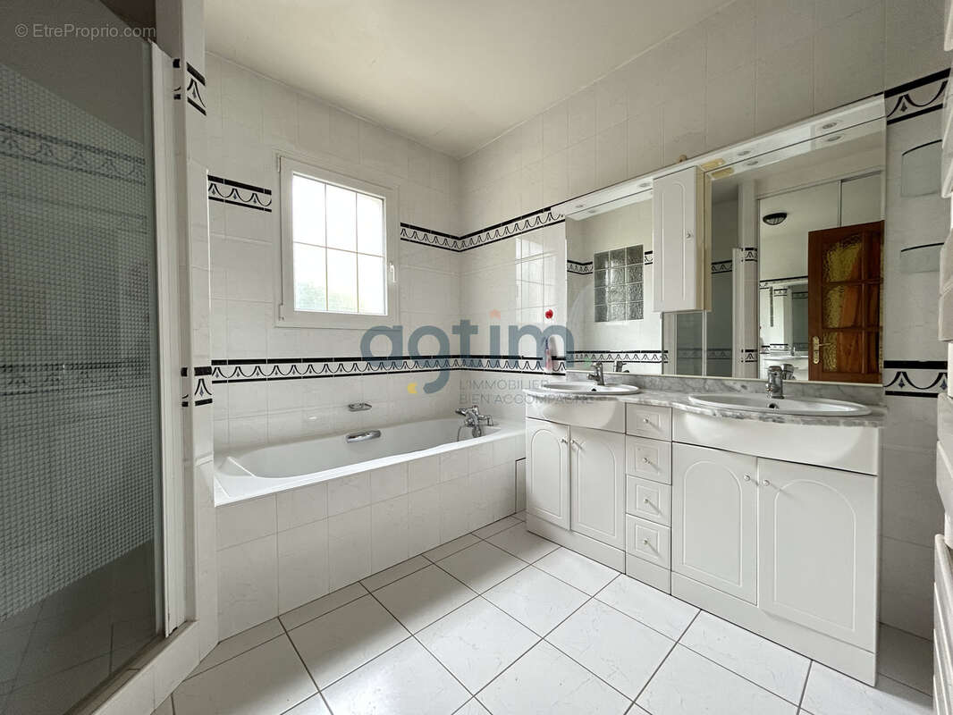 Montaigu-Vendée, quartier calme, maison 200 m2, 6 chambres, et terrain constructible! - photo 11