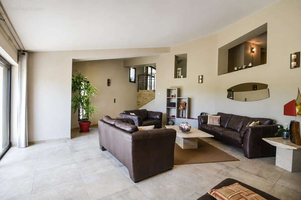 Vue village Belle villa de 300 m² avec 6 chambres - photo 9
