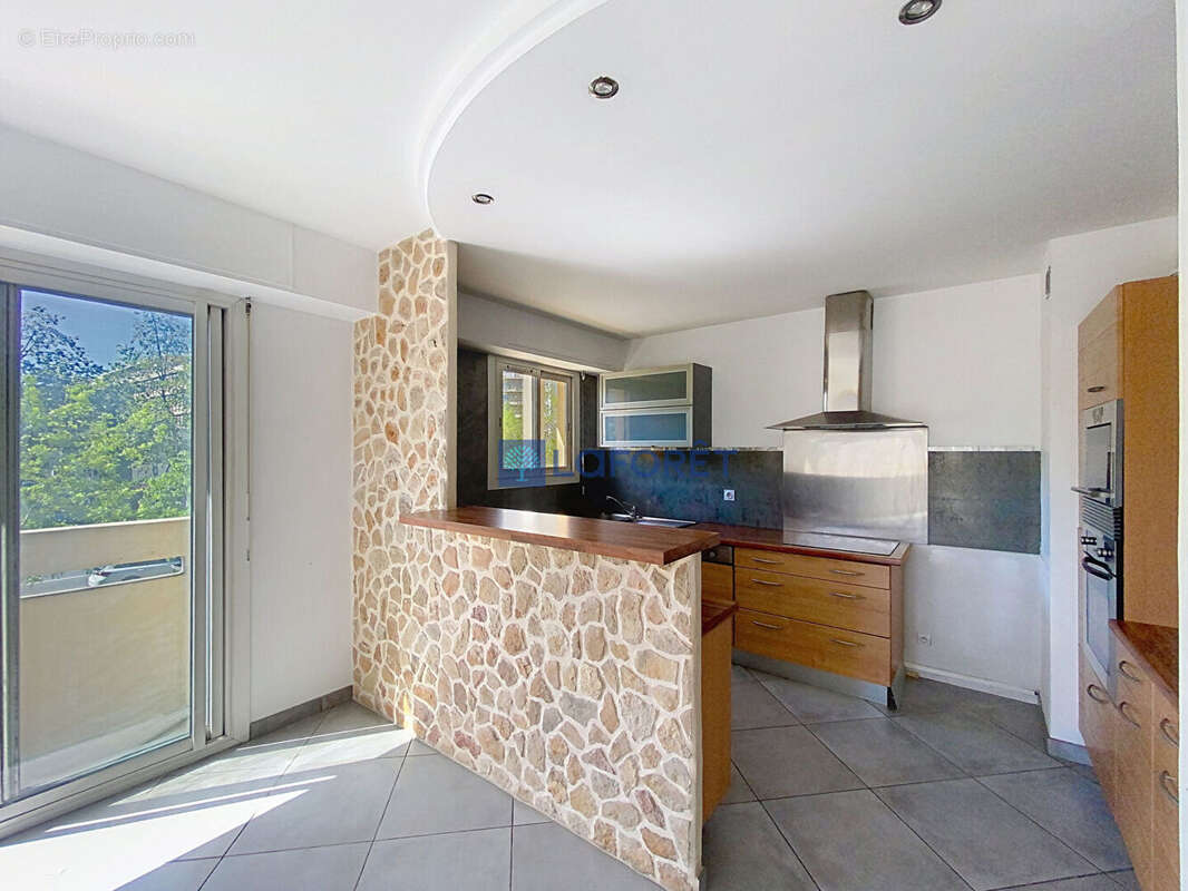 Appartement à MARSEILLE-5E