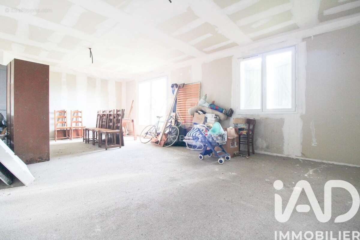 Photo 2 - Maison à SAINT-VICTOR-ET-MELVIEU
