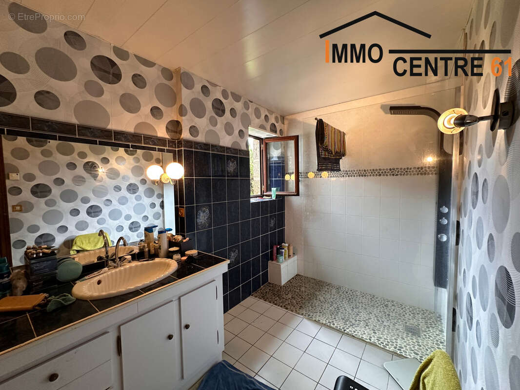 Maison d'architecte 5 chambres et un gîte de 64m2 sur un terrain de 5527m2 arboré. - photo 12