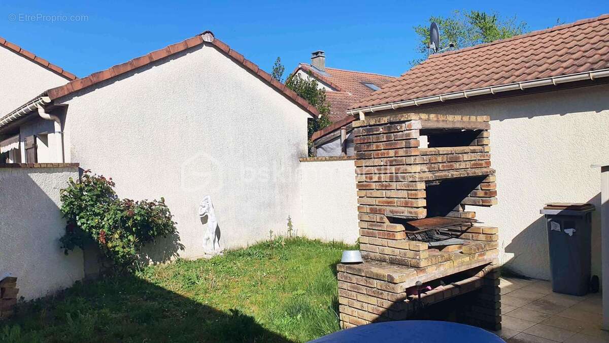 Maison à SAVIGNY-LE-TEMPLE