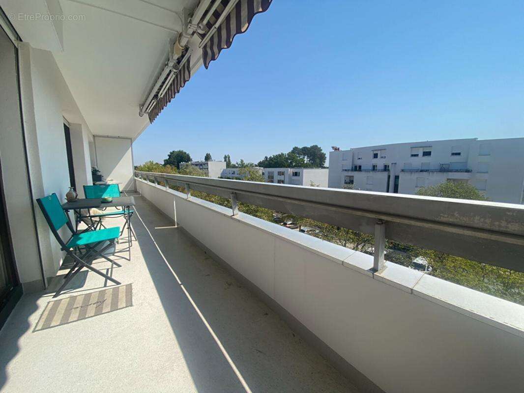 Bel appartement cossu, en dernier étage avec 20m² de terrasse, vue dégagée, 2 ch , celliers et cave - photo 2