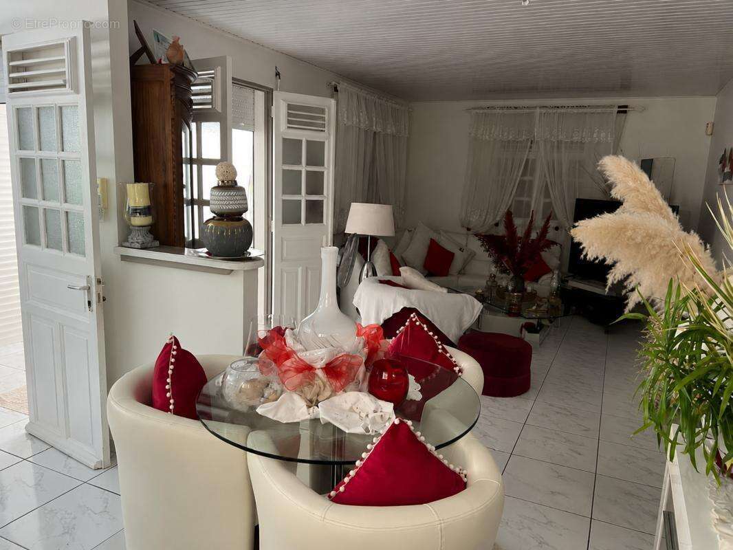 A VENDRE : Maison T3 + T2 - Ducos (97224) - photo 12