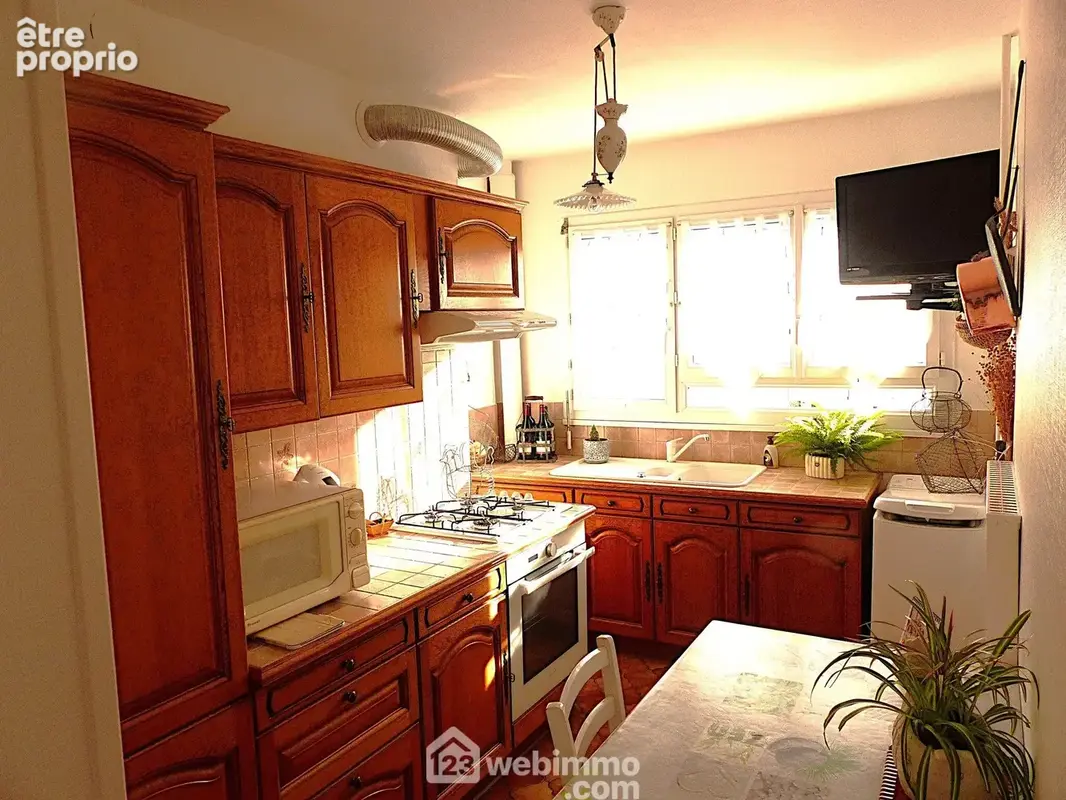 La cuisine aménagée et équipée de 10 m2.