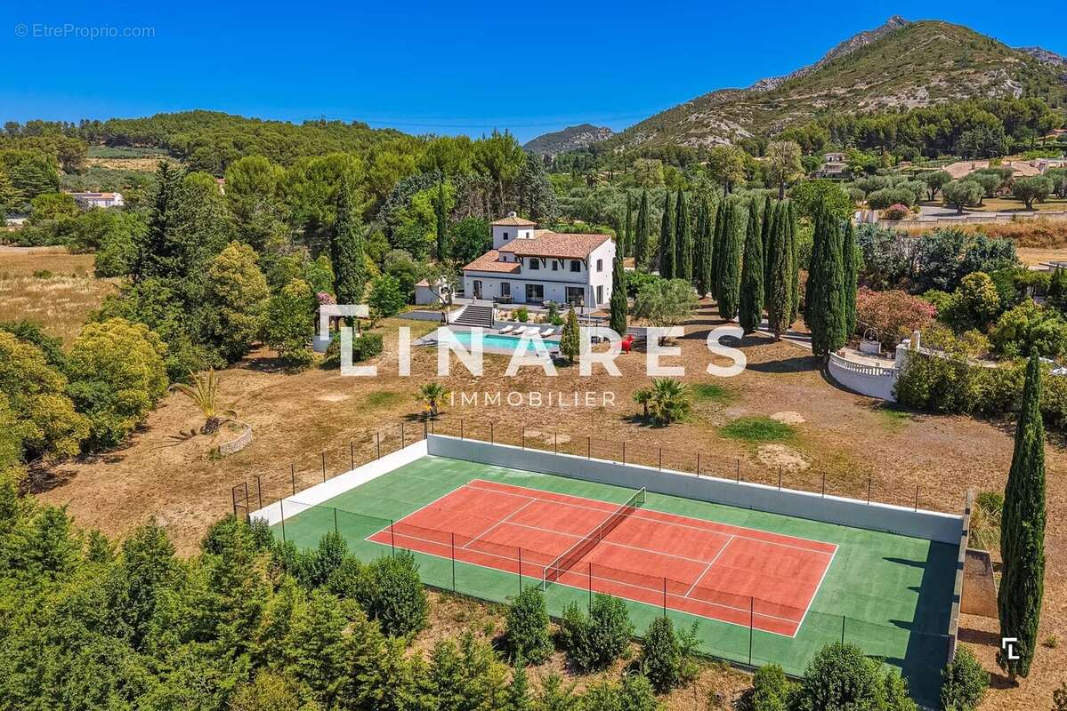 L'ICONIQUE - Villa T6 de 343m² - Dépendance - Piscine - Court de tennis - Terrain de 8000m² - 13420 GEMENOS - photo 2
