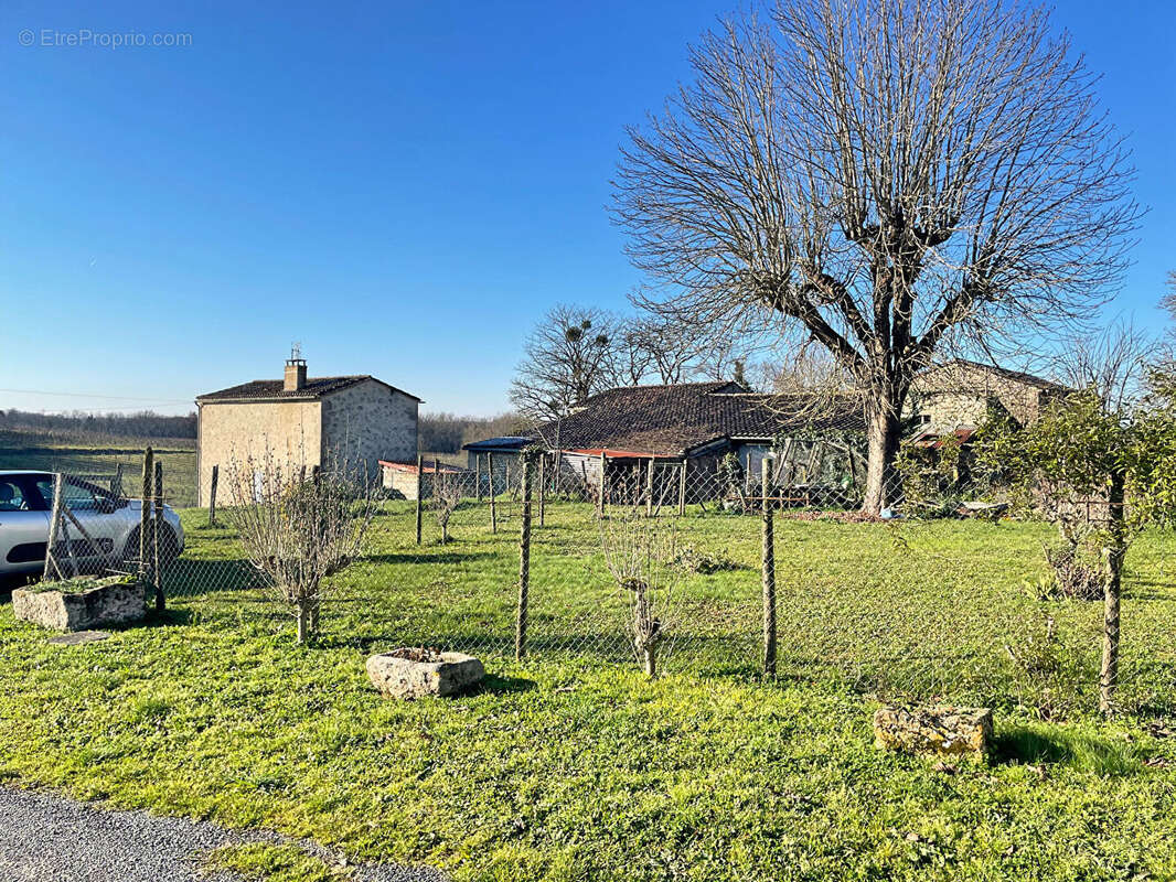 Propriété avec 2 maisons rénovées, une maison à rénover et grandes dépendances - photo 3