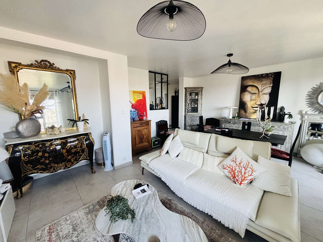 Toulon Mourillon, Appartement T4 rénové entièrement en dernier étage avec ascenseur, vue dégagée mer - photo 2