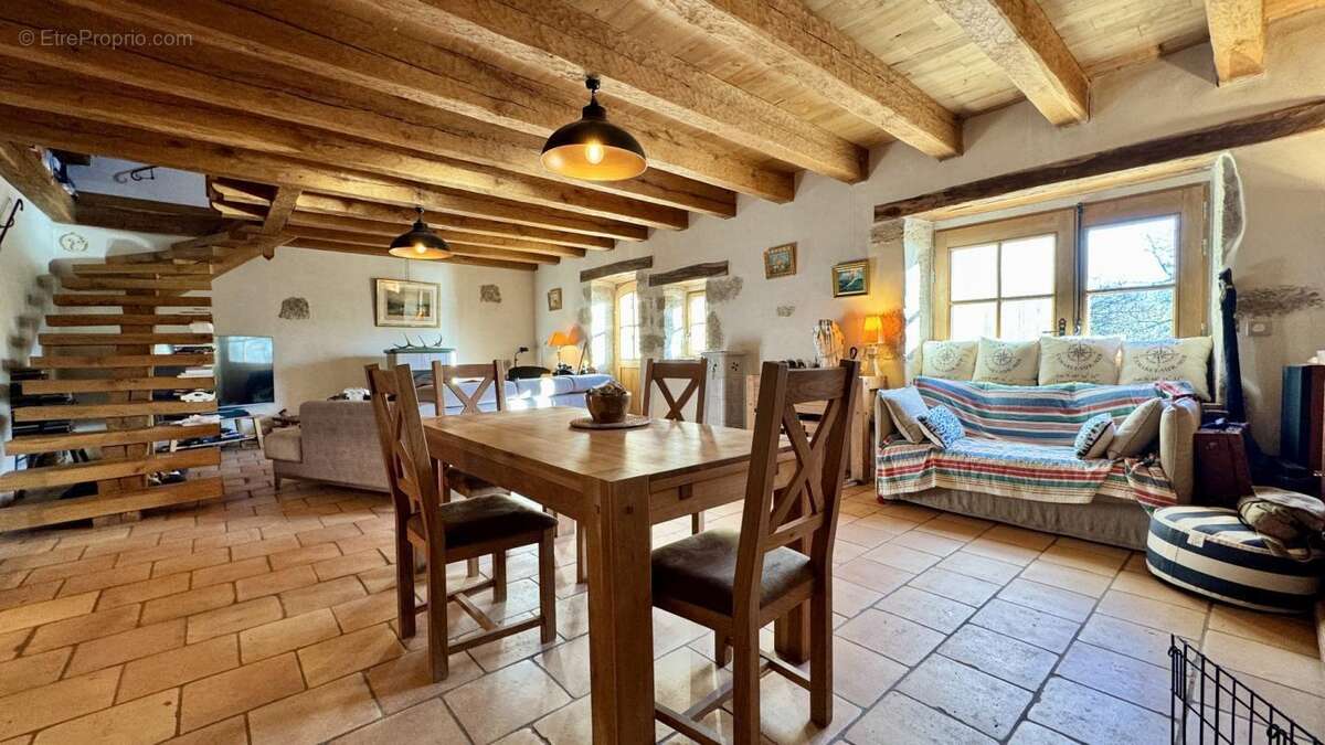 Maison à SAULIAC-SUR-CELE